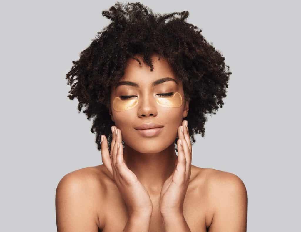 תמונה של דוגמנית מצטלמת לאתר 131