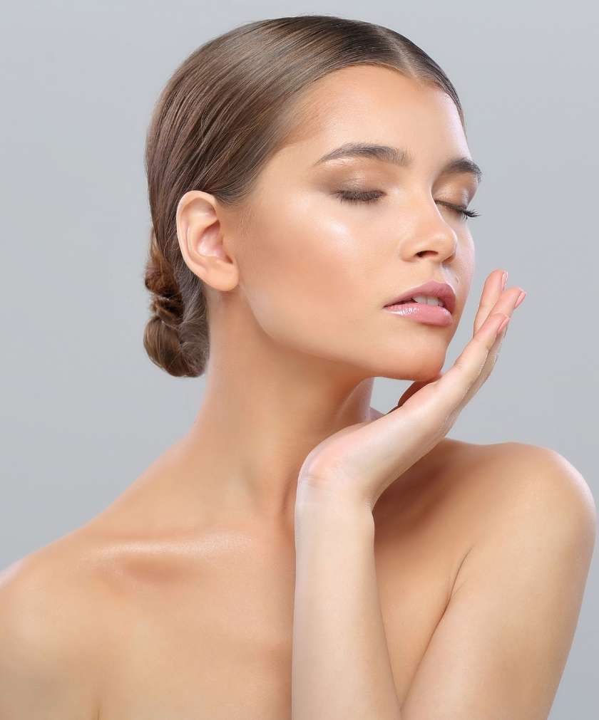 תמונה של דוגמנית על רקע כהה עם איפור ל בלוג טיפוח הפנים